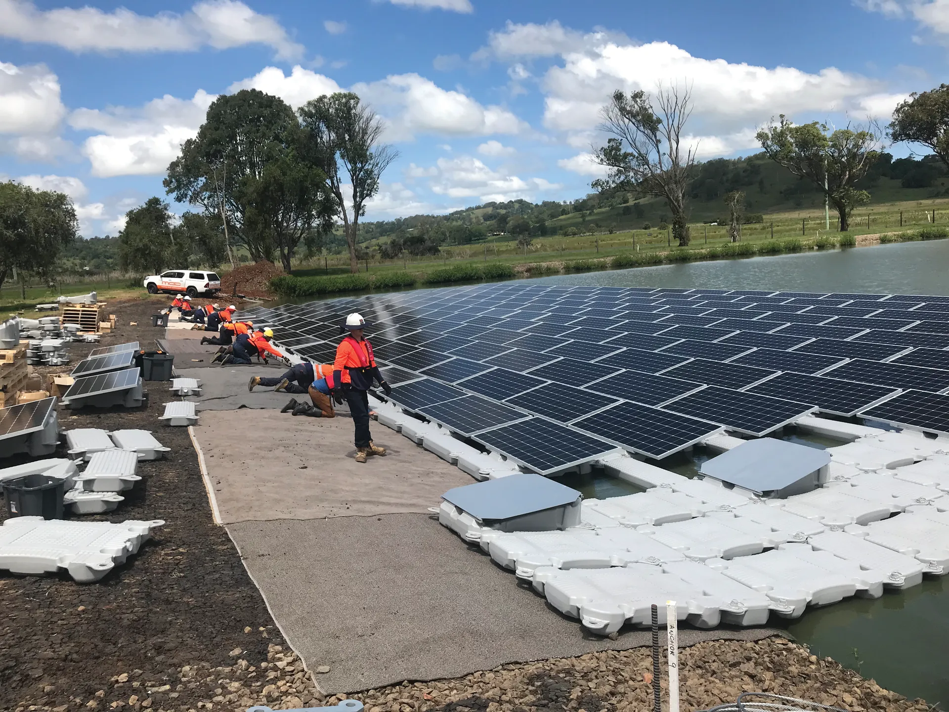 Floating PV East Lismore - Australien- 001 Floating Solar secured with earth anchors